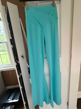 Seamless offline Aqua High-Waist FLARE LEG leggings yoga Pants, NWOT, M